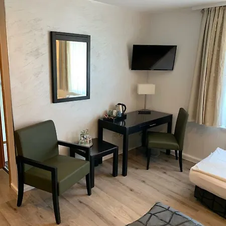 מלון Boutique Goldene Henne 3*